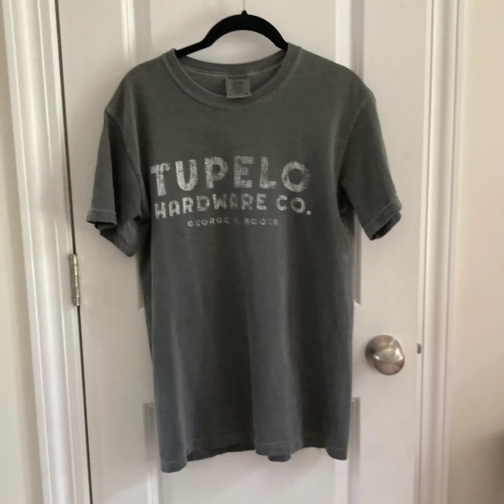 Comfort Colors Tupelo Hardware Co Tee Sz Small - Picture 1 of 4